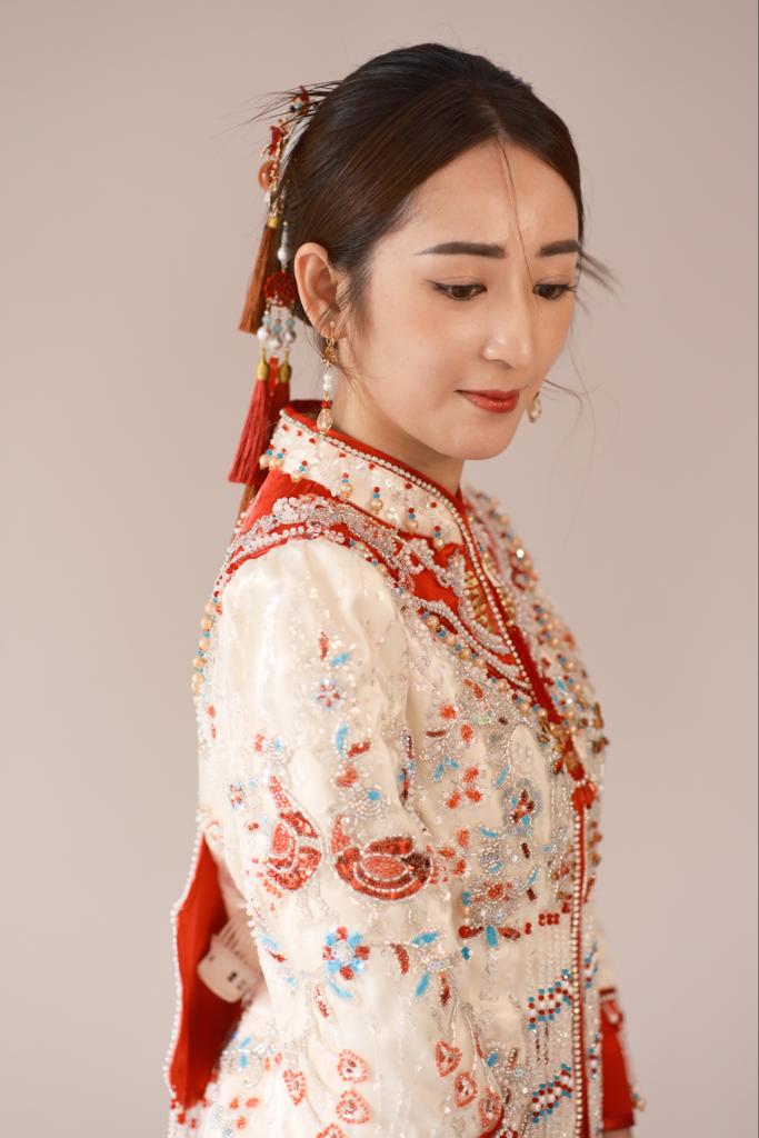A woman in traditional Chinese attire gazes downward, embodying grace and cultural heritage.