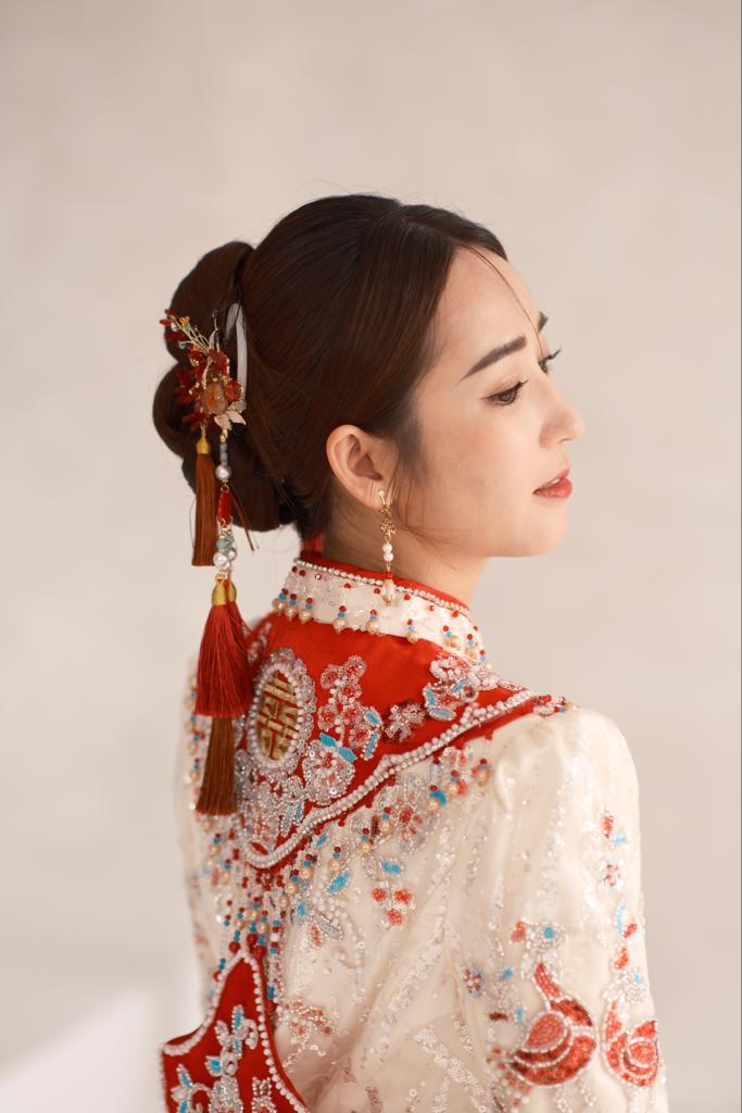 Bride in traditional Chinese kua with an ornate tasselled hairpin