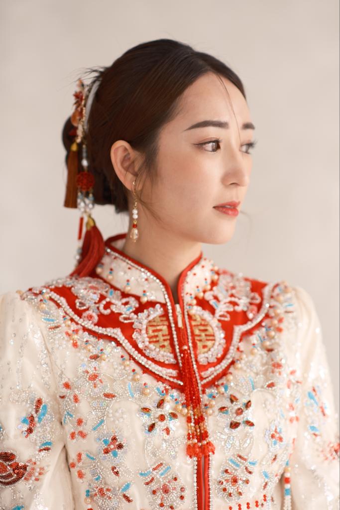 Bride in traditional Chinese kua