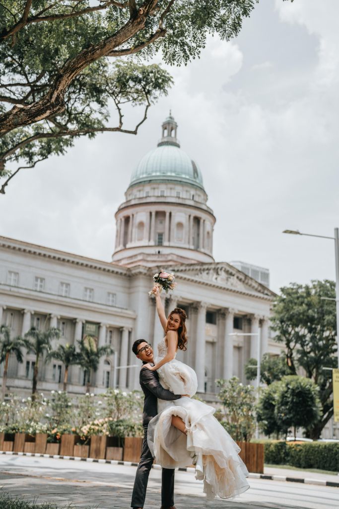 Joyful pre-wedding moment in front of the National Gallery Singapore